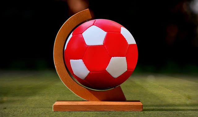 球星突破防线送出制胜球