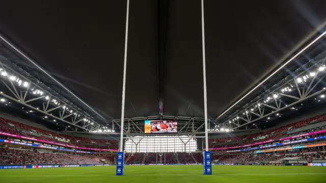 达成生涯400助里程碑，梅西赛后把球衣送给了看台上的父母