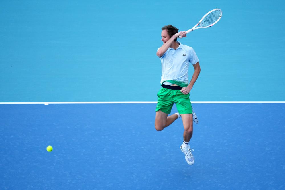 中场核心连续突破防守制造机会
