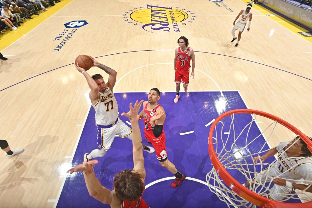 波兰对阵荷兰世预赛中，有球迷向场内投掷烟火迫使比赛被中断